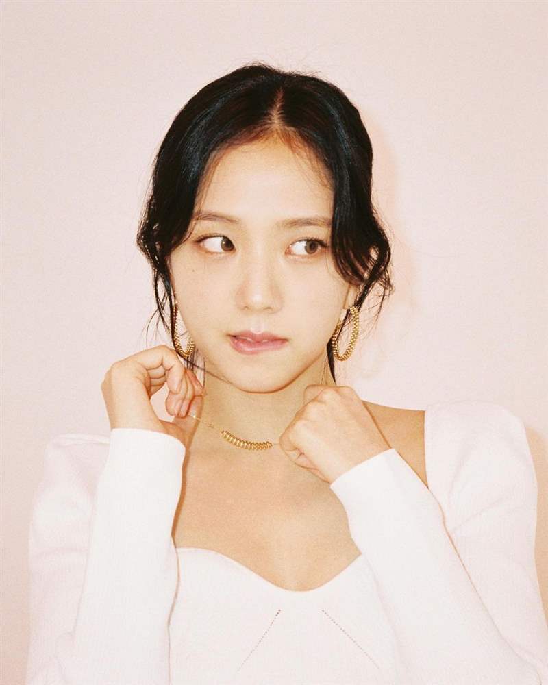 Jisoo私服珠寶手表造型特搜！「卡地亞Tank表、LOVE戒指」打造都會個性范本-復刻表
