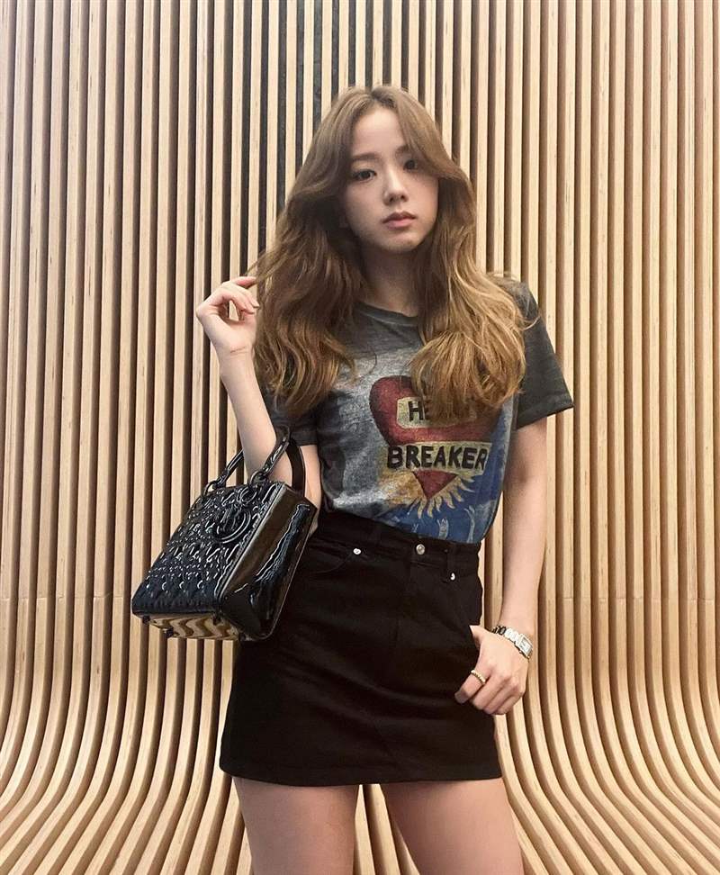 Jisoo私服珠寶手表造型特搜！「卡地亞Tank表、LOVE戒指」打造都會個性范本-復刻表