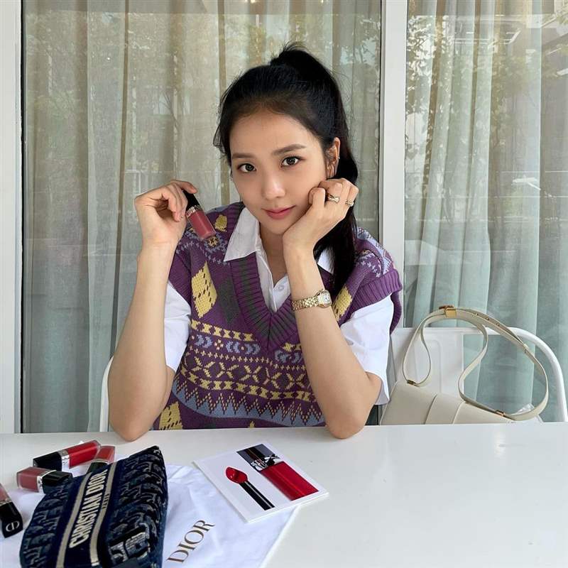 Jisoo私服珠寶手表造型特搜！「卡地亞Tank表、LOVE戒指」打造都會個性范本-復刻表