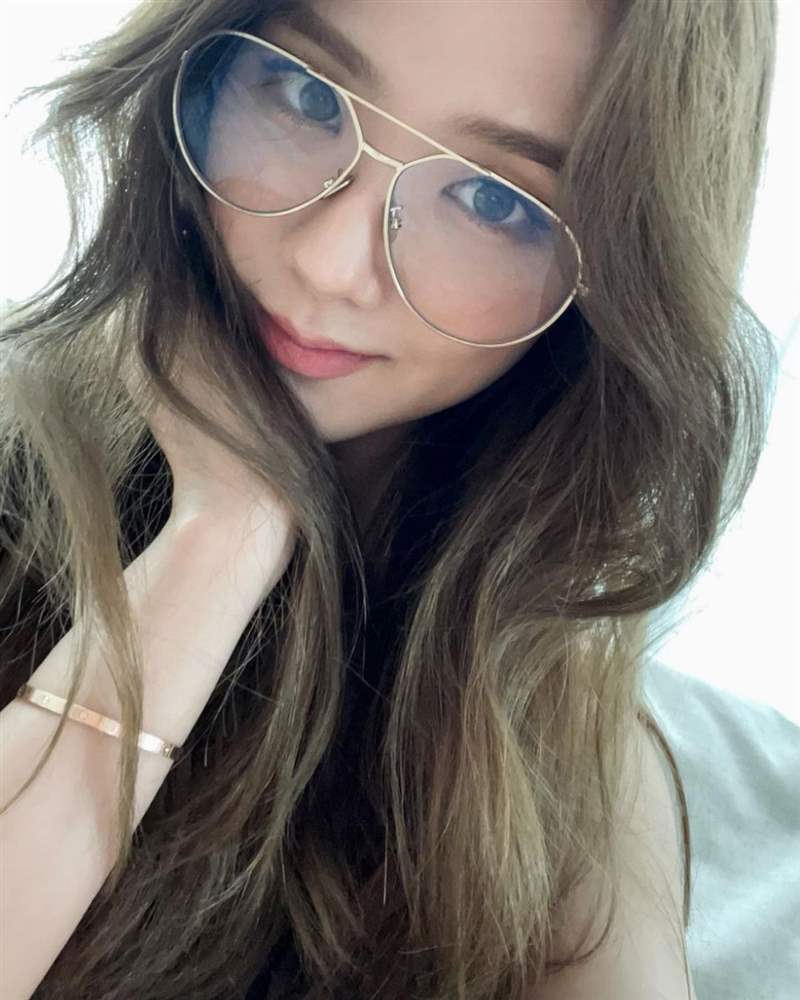 Jisoo私服珠寶手表造型特搜！「卡地亞Tank表、LOVE戒指」打造都會個性范本-復刻表