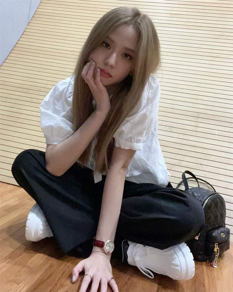Jisoo私服珠寶手表造型特搜！「卡地亞Tank表、LOVE戒指」打造都會個性范本-復刻表