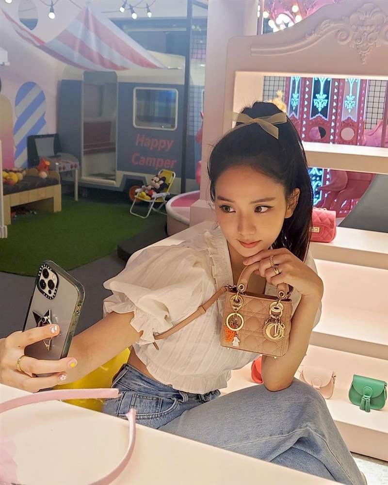 Jisoo私服珠寶手表造型特搜！「卡地亞Tank表、LOVE戒指」打造都會個性范本-復刻表