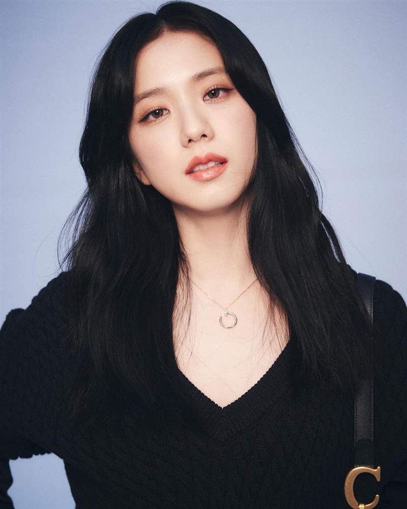 Jisoo私服珠寶手表造型特搜！「卡地亞Tank表、LOVE戒指」打造都會個性范本-復刻表