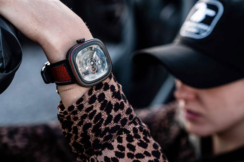 七個星期五SevenFriday P3C/04碳紅色引擎設計-復刻表
