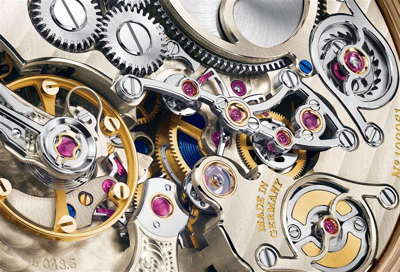 圖片來源:A. Lange & S?hne 朗格18K蜂蜜金新作結(jié)合跳字顯示和十進制三問裝置之復雜逸品-復刻表